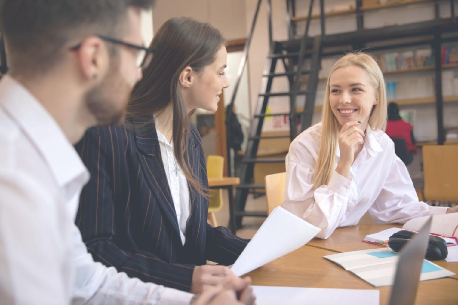 Sesión de formación empresarial en metodologías de análisis financiero