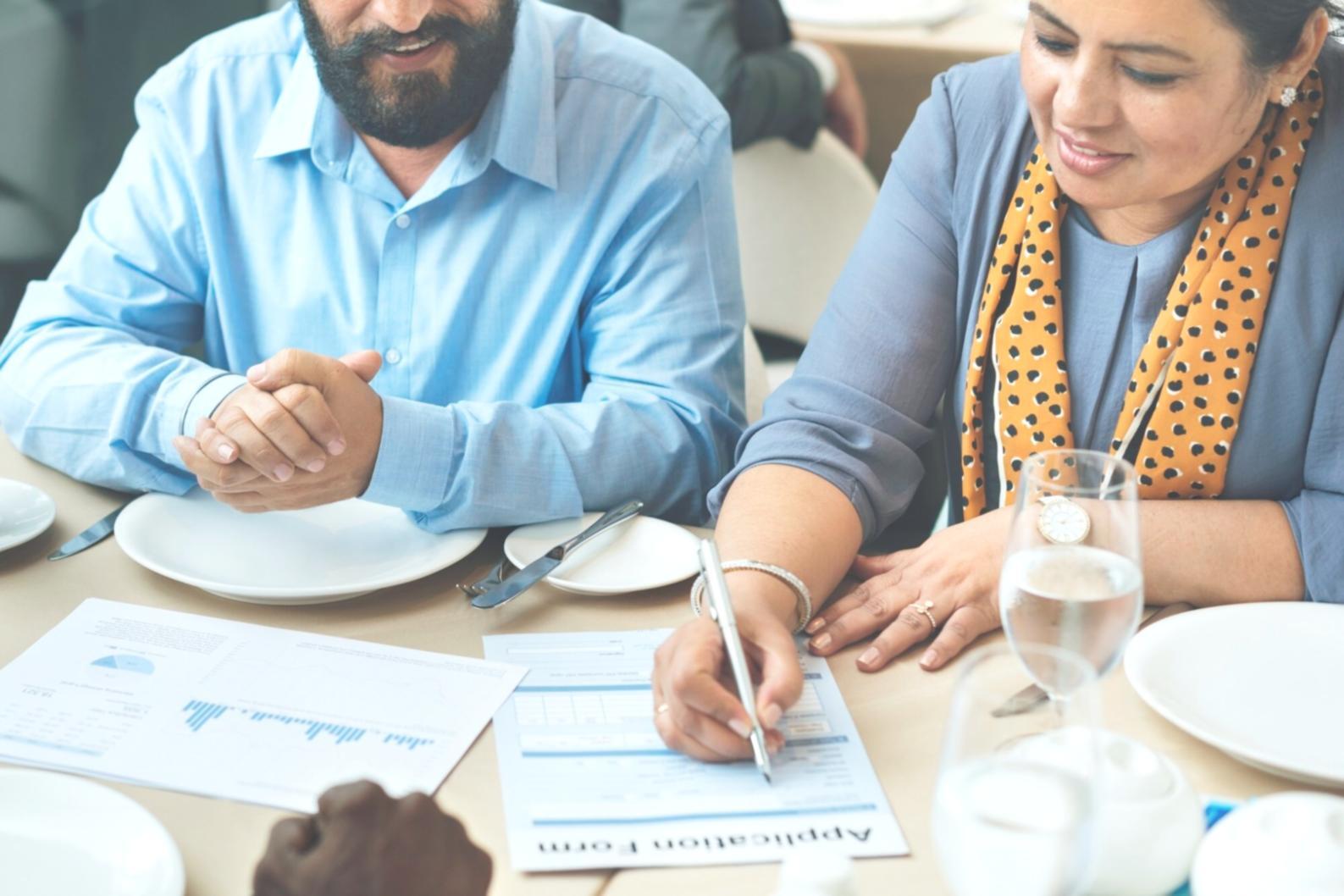 Sesión práctica de venture building con participantes trabajando en metodologías de validación